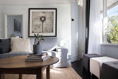 Ebony Twigg - Charming Miners Cottage for 8 guests