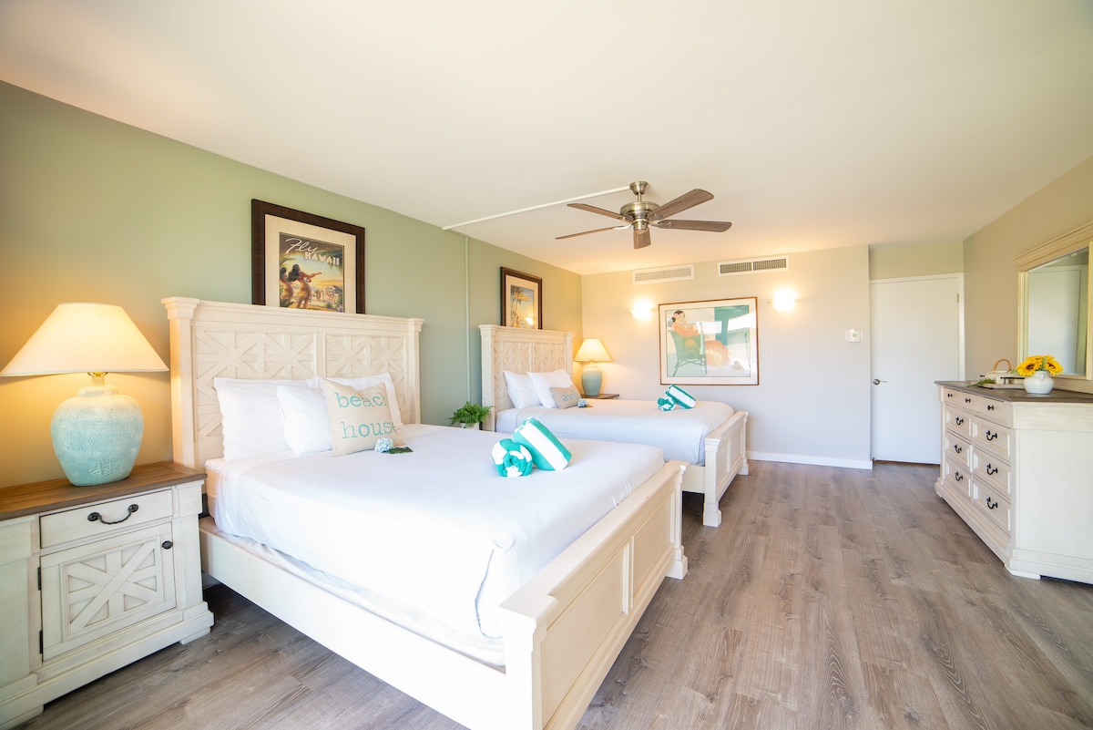 Acogedor dormitorio con dos camas tamaño queen para noches de descanso en la isla