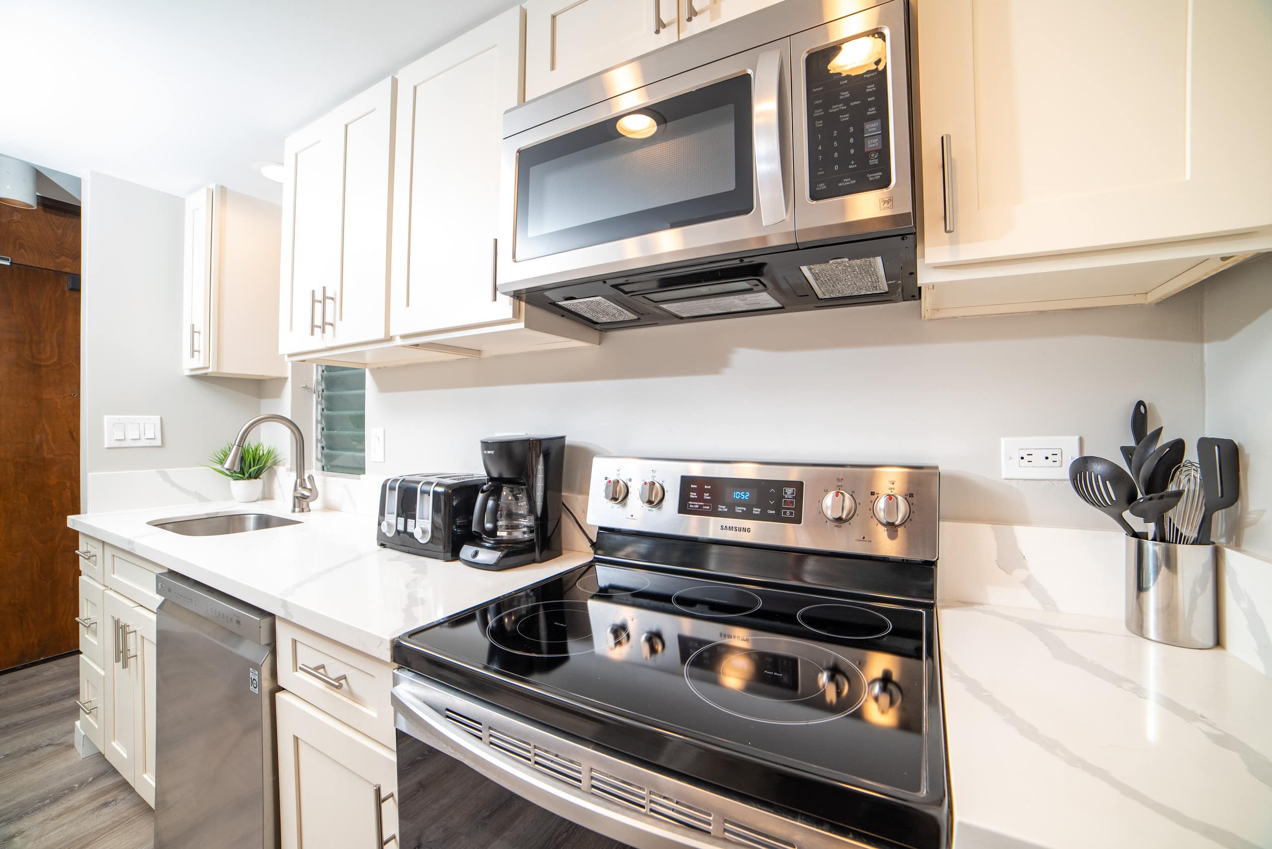 Condo in Lahaina · ★4.58 · 1 bedroom · 3 beds · 1 private bath - Image 9