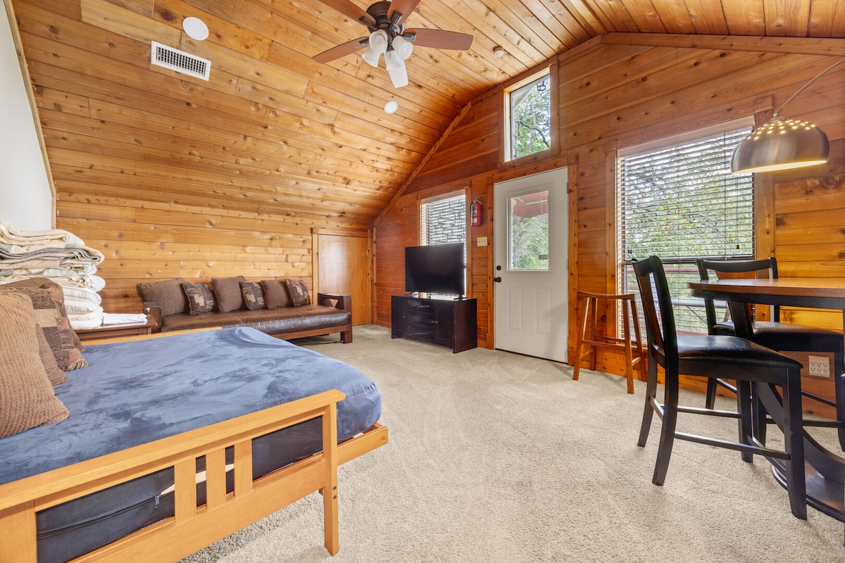 Loft arriba + 2 futones + TV + mesa de juegos