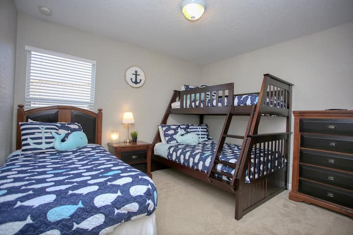 Двокреветна соба над двокреветни легла со посебен близнак. Бесплатна приспособена постелнина!!