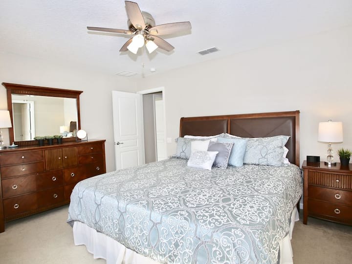 Брачна спална соба со плакар и детско креветче во целосна големина