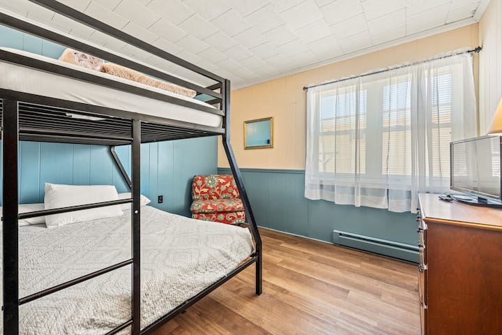 Спална соба на спрат со пирамида