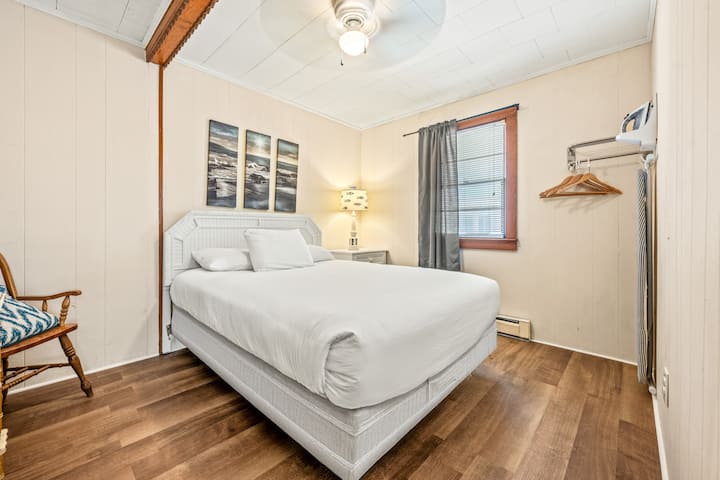 Спална соба со брачен кревет