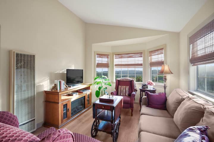 Televisor inteligente y sofá cama extraíble en la sala de estar