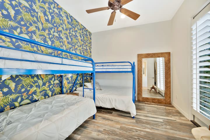 Dormitorul nr. 7, cameră cu pat supraetajat, 3 paturi de o persoană, 1 pat complet (casa principală)