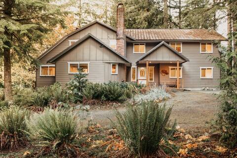 The Glacier Lodge - Perfect for Large Groups!