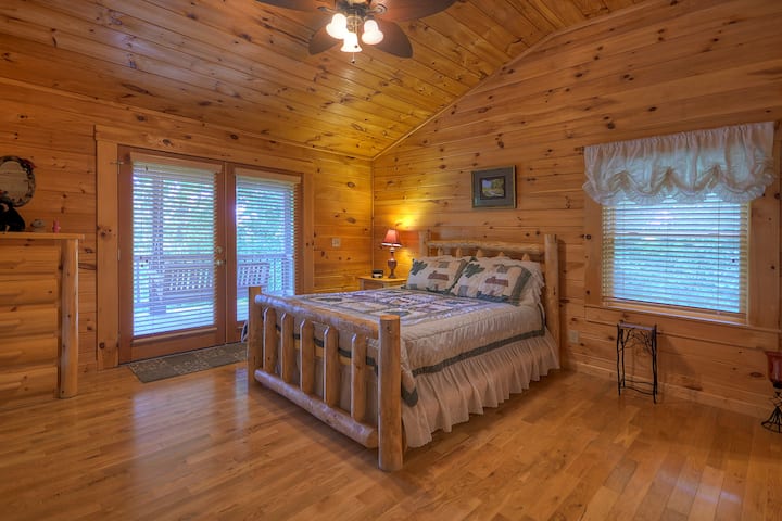 Საწოლი 152 × 203 სმ ლოფტის დონის საძინებელში ნახევრად სააბაზანოთი