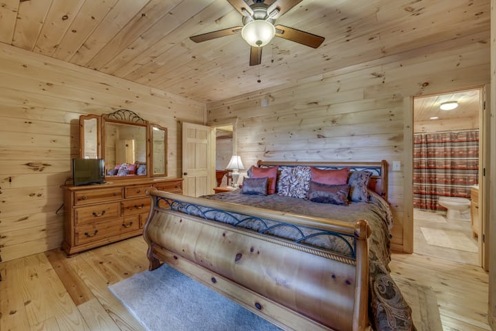 带加大双人床和热水浴缸的露台层主卧套房