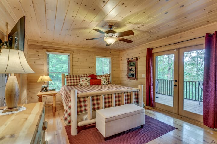 美丽的主层主卧，配备加大双人床和门廊通道