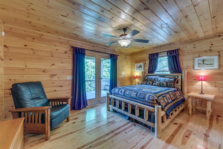 Suite principal en el nivel principal con dormitorio tamaño queen