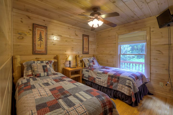 Спалня с две единични легла на основното ниво