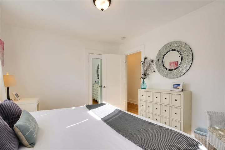 Predná spálňa ponúka peknú skriňu a pohodlnú manželskú posteľ.