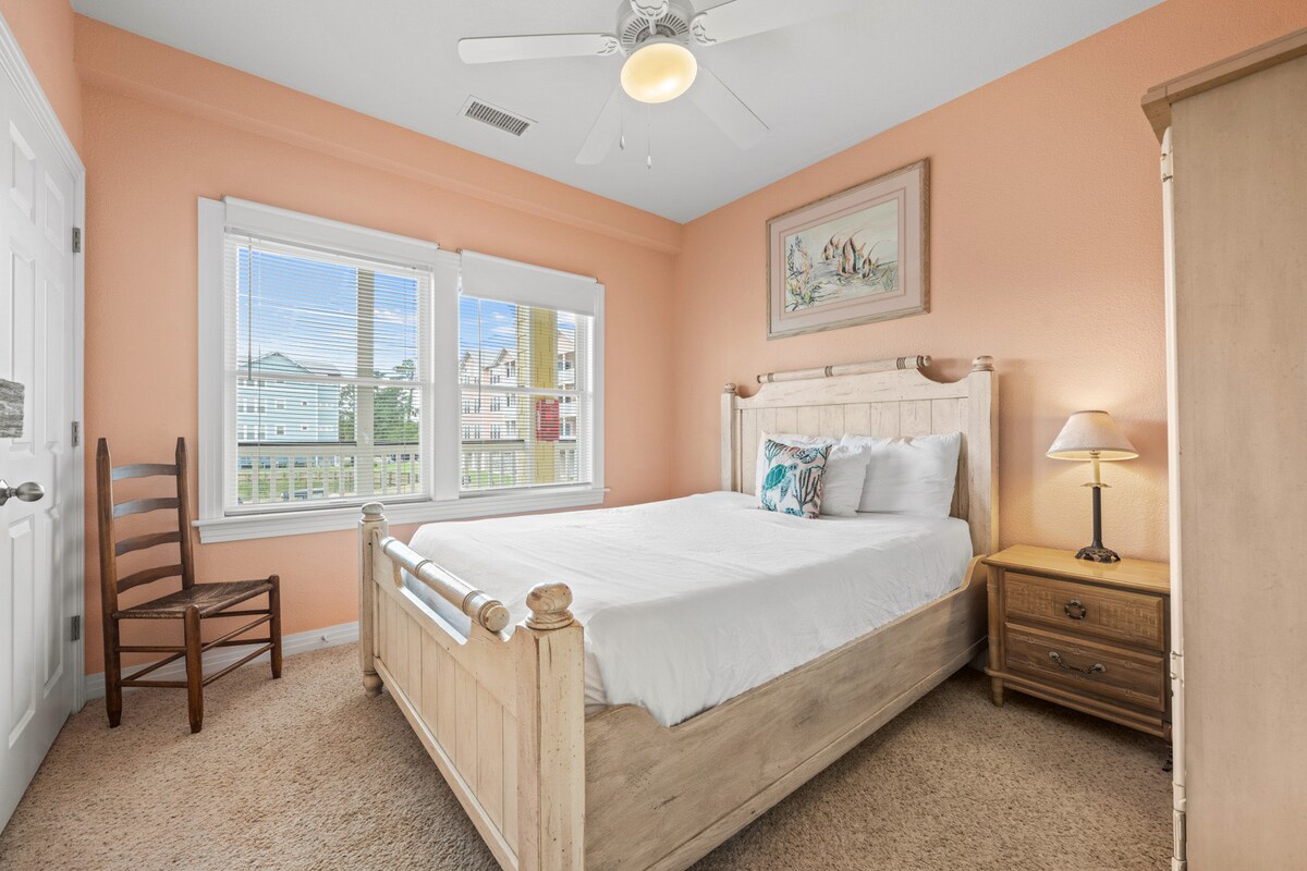 חדר שינה עם מיטת קווין סייז