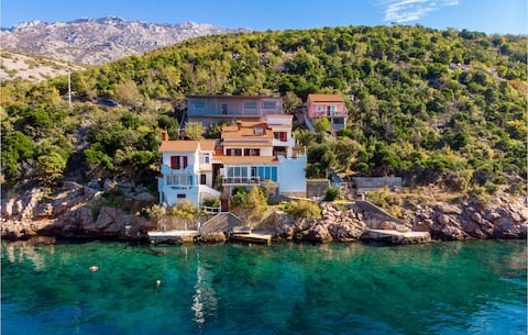 Top performing Airbnb: Cozy apartment in Jablanac with house sea view in Stinica