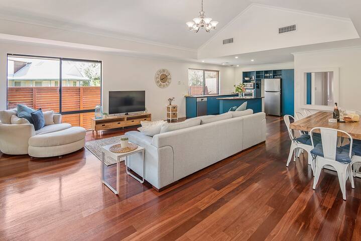 Away By The Bay- beach front- Ducted Heating/cooling gallery image 3