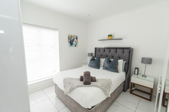 سرير بحجم كبير في غرفة النوم الثانية.