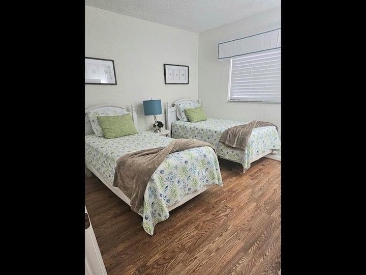 غرفة نزلاء تضم سريرين صغيرين