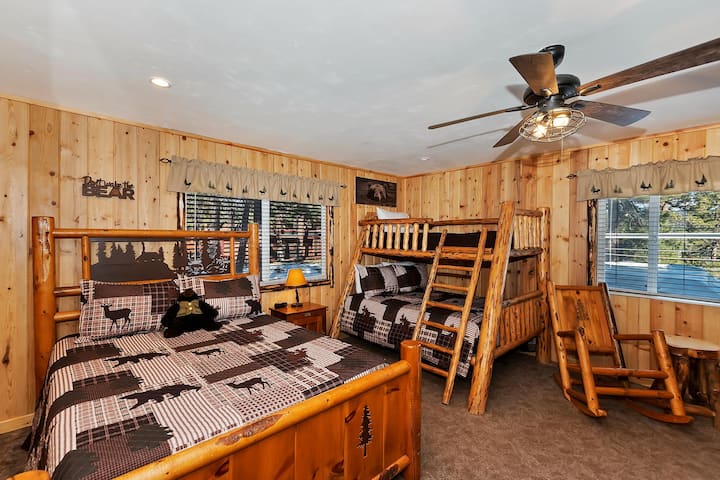 السرير ذو الطابقين هو سرير مزدوج فوق سرير كامل.