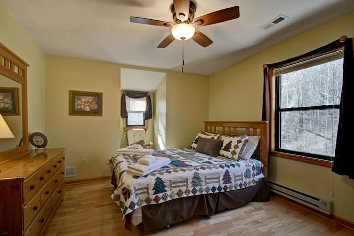 Spálňa 2 - manželská posteľ, horná úroveň