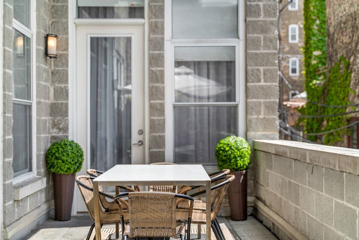 Old Town Modern | Private Terrace + Parking gallery image 5