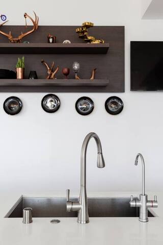 $8M Sunset Strip Jetliner View Oasis gallery image 4