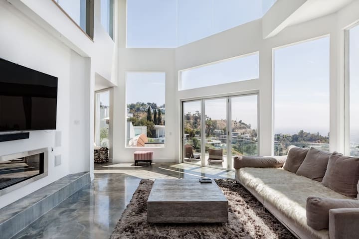 $8M Sunset Strip Jetliner View Oasis
