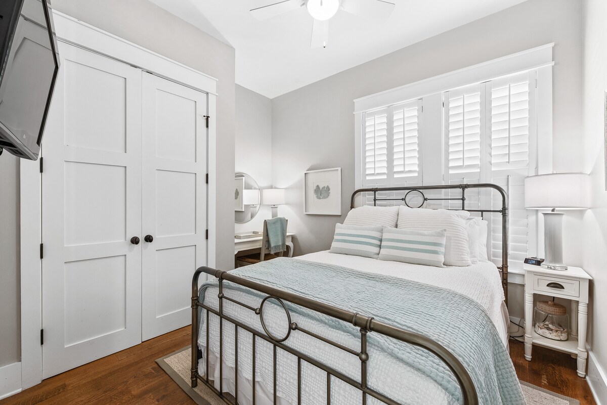 Гостинска спална соба бр. 1 на приземје со брачен кревет (широк 150-179 см).