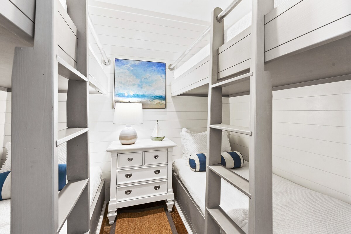 Соба на спрат со четири двокреветни кревети! Дозволете им на вашите деца да одмораат со стил!