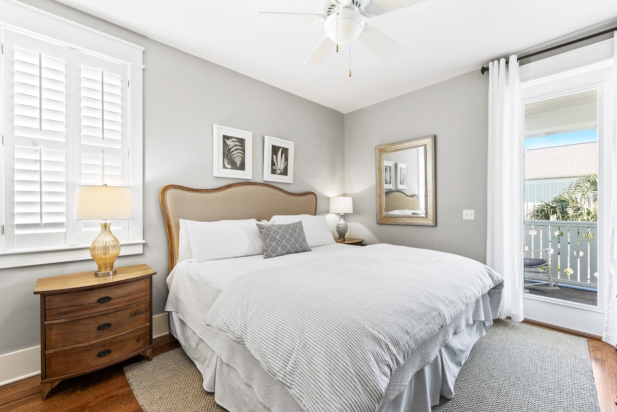 Главен апартман на втор кат со приватна бања и приватен поплочен двор.