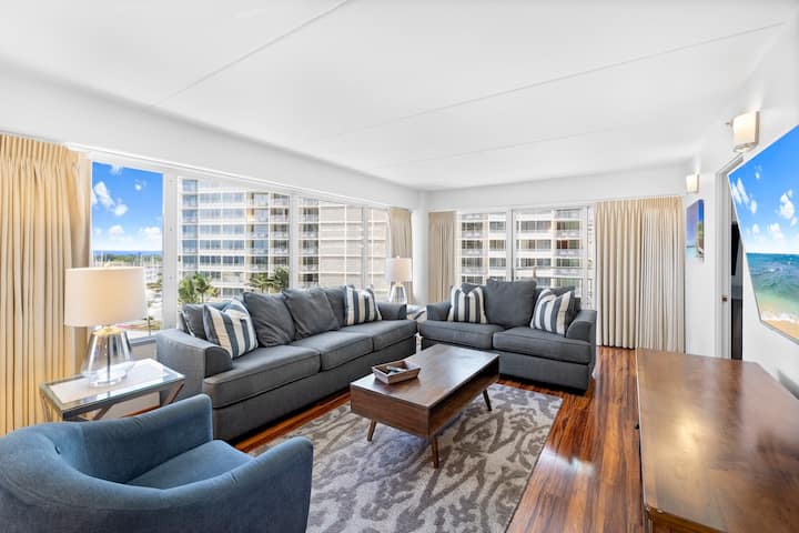 ห้องนั่งเล่นพร้อมวิวมหาสมุทร