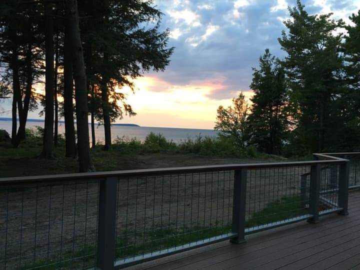 Au Train Island View Lodge:Autumn Lakefront Lodge