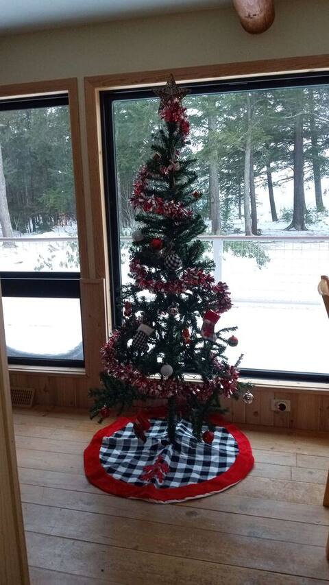 Au Train Island View Lodge:Make A Festive Retreat