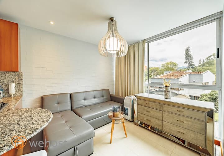 Sebule yenye starehe, yenye kamera kubwa na yenye starehe, tuna kiyoyozi kinachobebeka cha kupoza roshani nzima