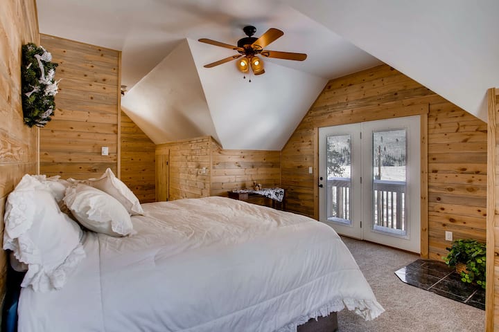 Dormitorio principal con una cómoda cama tamaño king.