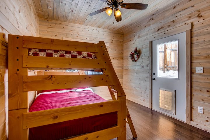 El segundo dormitorio tiene una litera con una cama doble en la parte inferior y una individual en la parte superior.