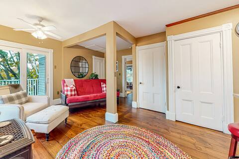 Walk to Beaches/ Eateries | 1BR | Heart of Town