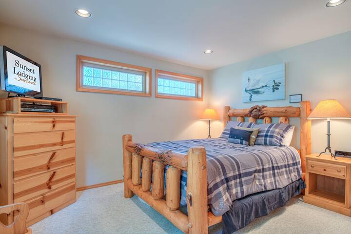 Bedroom #3 - Queen Bed