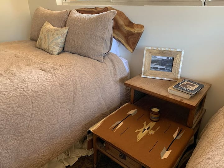 第二间主卧设有两张标准双人床，配备步入式衣橱、全套套房浴室和额外更衣区