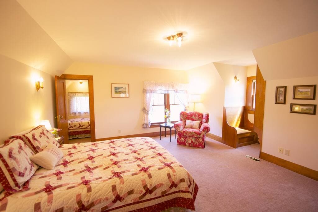 ห้องนอนชั้นบนหันหน้าไปทางทิศเหนือมีเตียงเดี่ยวที่อยู่ติดกัน (มุมซ้ายบนของรูป)