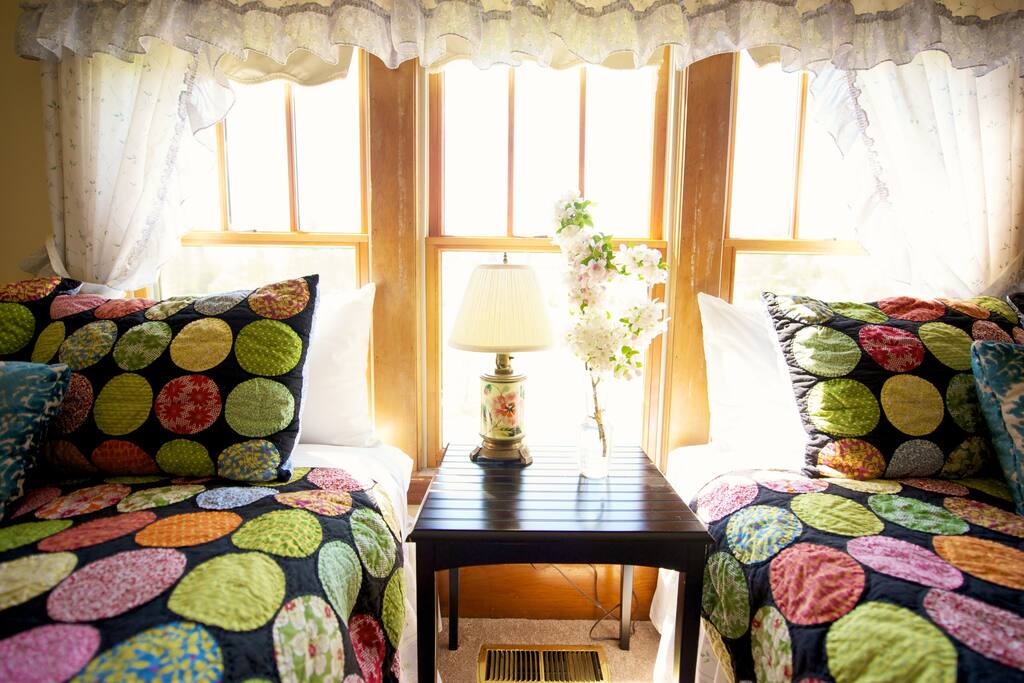 ห้องนอนชั้นบนหันหน้าไปทางทิศใต้มีเตียงควีนไซส์ 2 เตียง Garnet Hill Quilts ผ้าปูที่นอนจำนวนเส้นด้ายสูงและผ้านวม