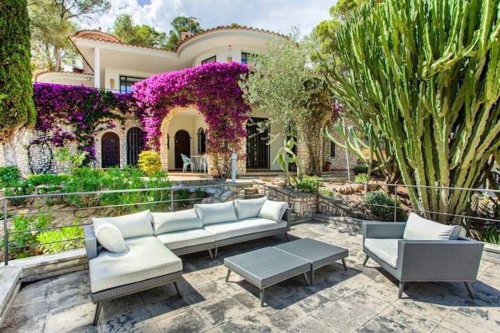 Tarraco Homes managed Airbnb listing 3