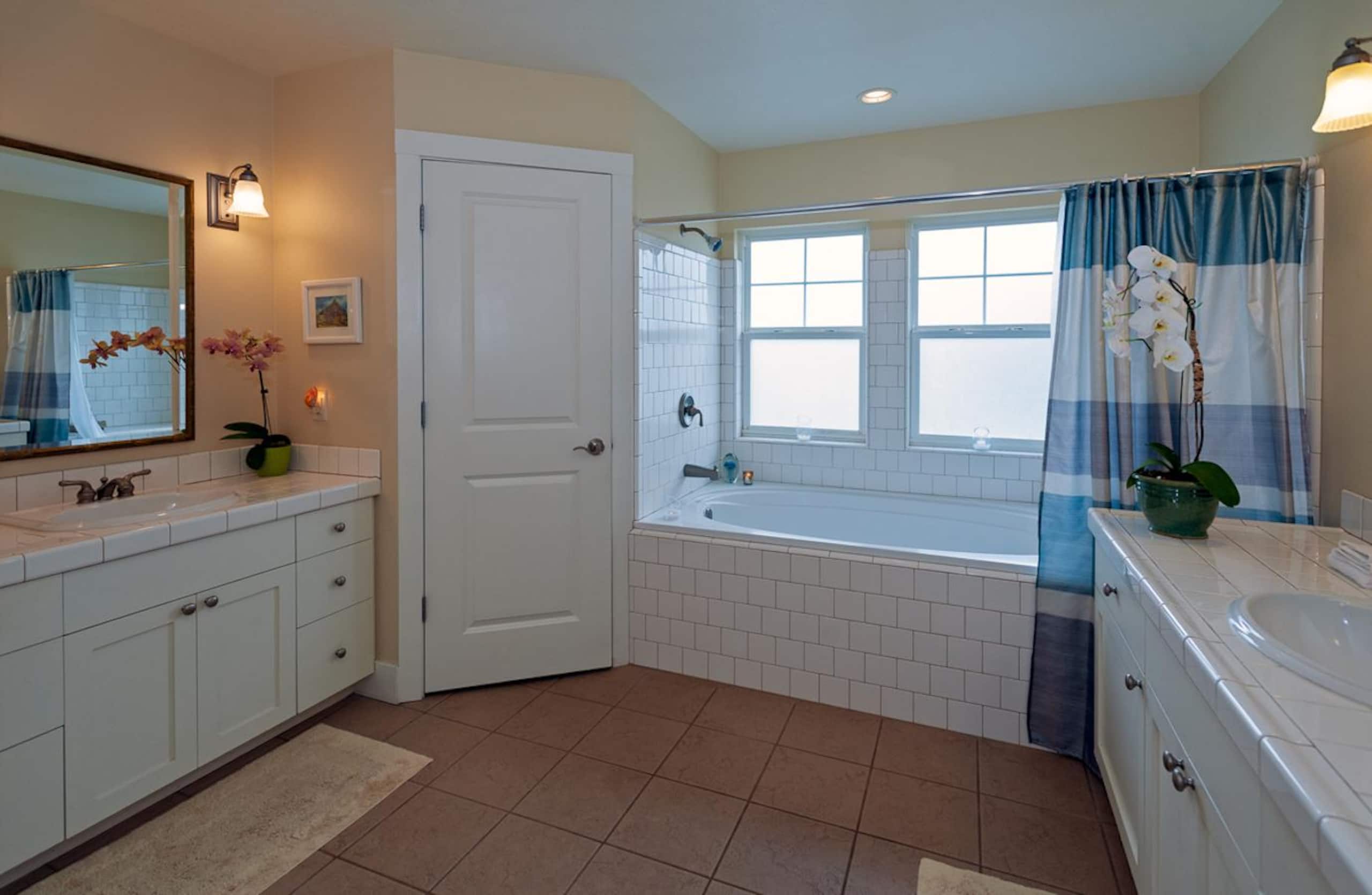 Condo in Princeville · ★4.73 · 3 bedrooms · 4 beds · 3 private baths - Image 12