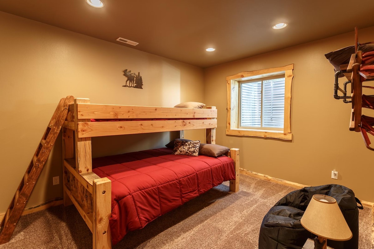 Две единични легла над двойно легло – стая с три легла 