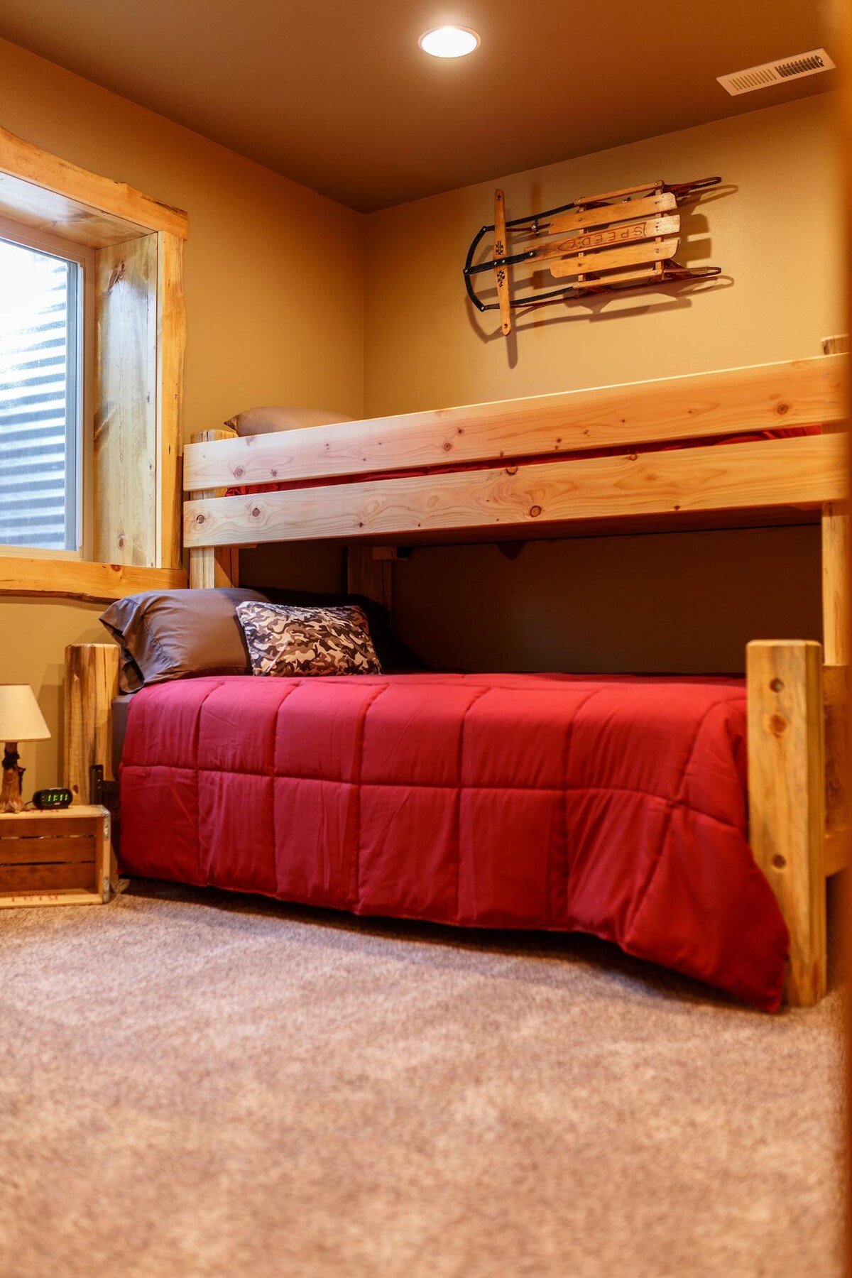 Двойна спалня с две легла, една от трите в сутерена