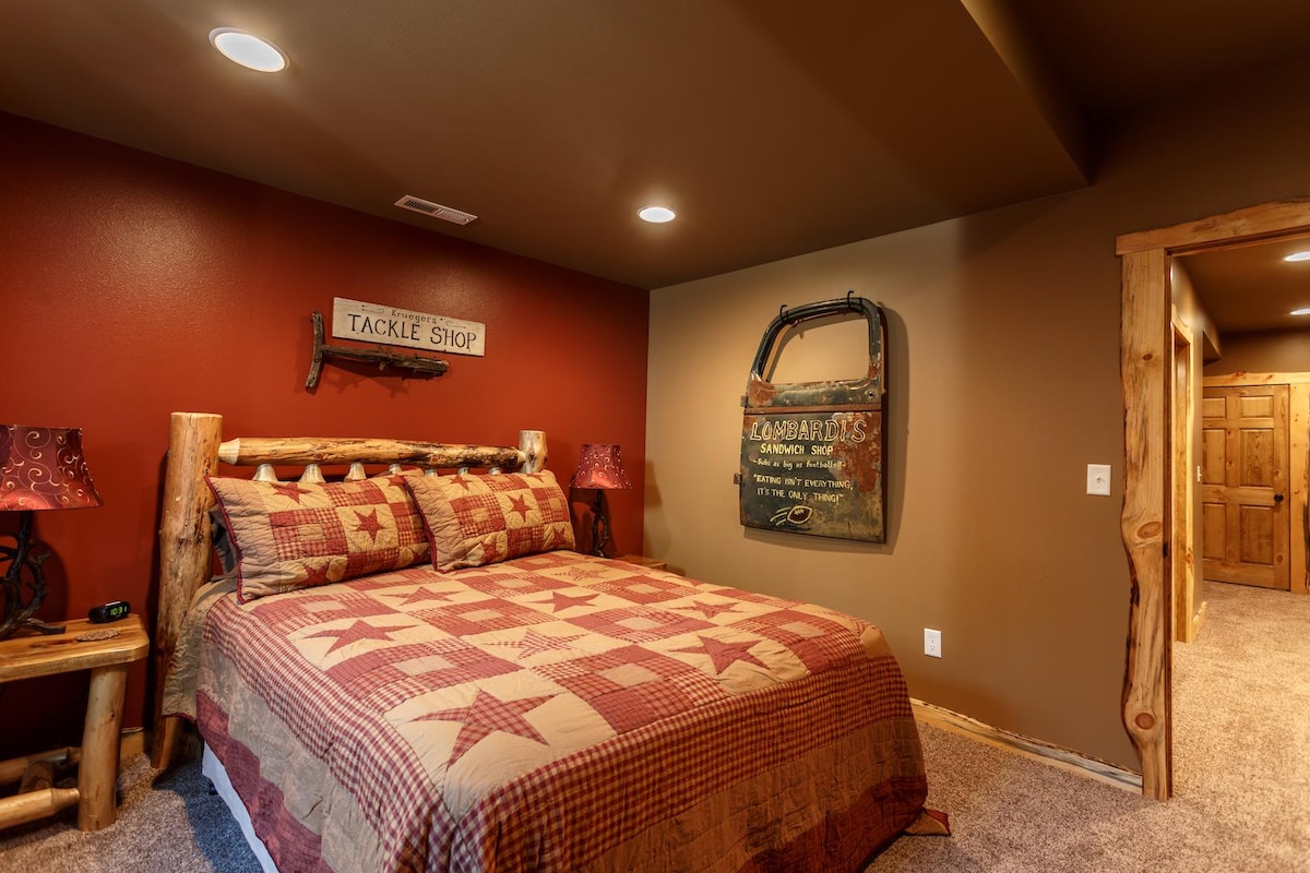 двойно легло (queen size) в сутеренна стая две от три