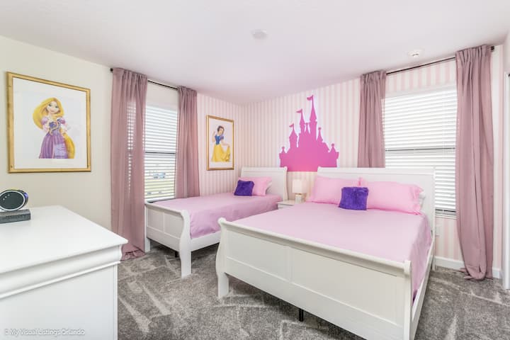 Тематична спалня на дома в Кисими Флорида - разполага с двойно легло и единично легло - спалня с уютна обстановка, съчетаващ комфорт и естетика