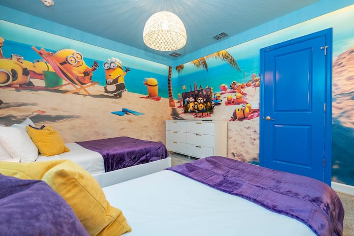 Тематична спалня на дома в Кисими, Флорида - с едно двойно легло и едно единично легло - Привлекателна спалня с успокояваща цветова палитра за спокойно усещане.