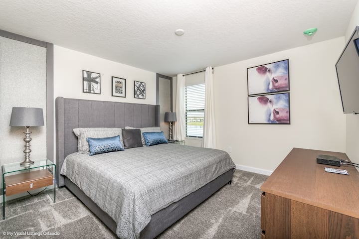 Привлекателна спалня на дома в Кисими, Флорида - минималистичен подход, осигуряващ чисто пространство за отдих - развлекателен център за филмови вечери или отдих