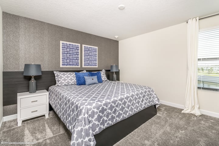 Плюшена спалня на дома в Кисими, Флорида - стилно обзавеждане за модерен и елегантен вид - уютно двойно легло - безпроблемна комбинация от комфорт, естетика и функционалност